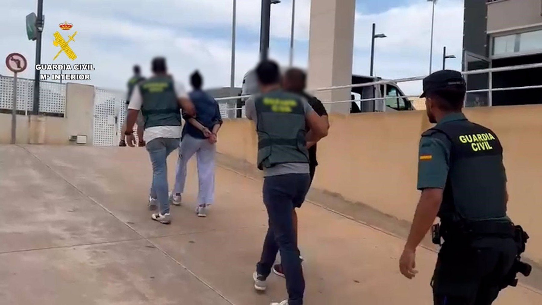 Agentes de la Guardia Civil con los detenidos.