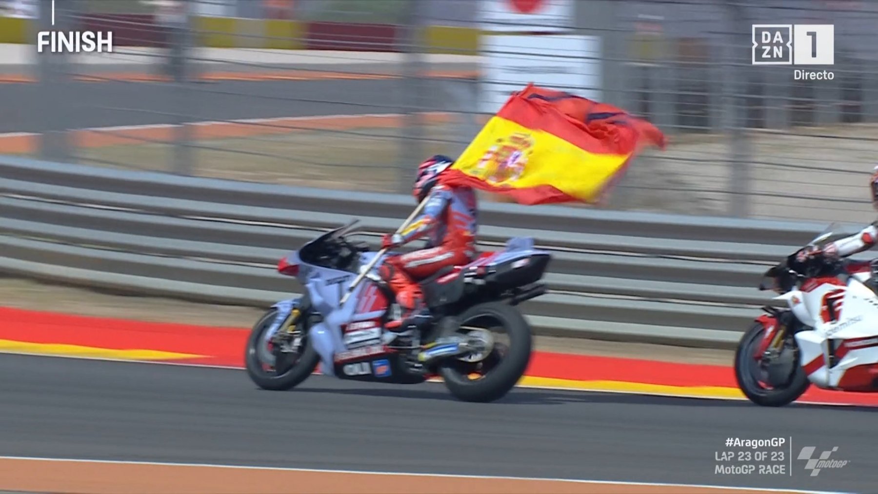 Así lució Marc Márquez la bandera de España en Alcañiz.