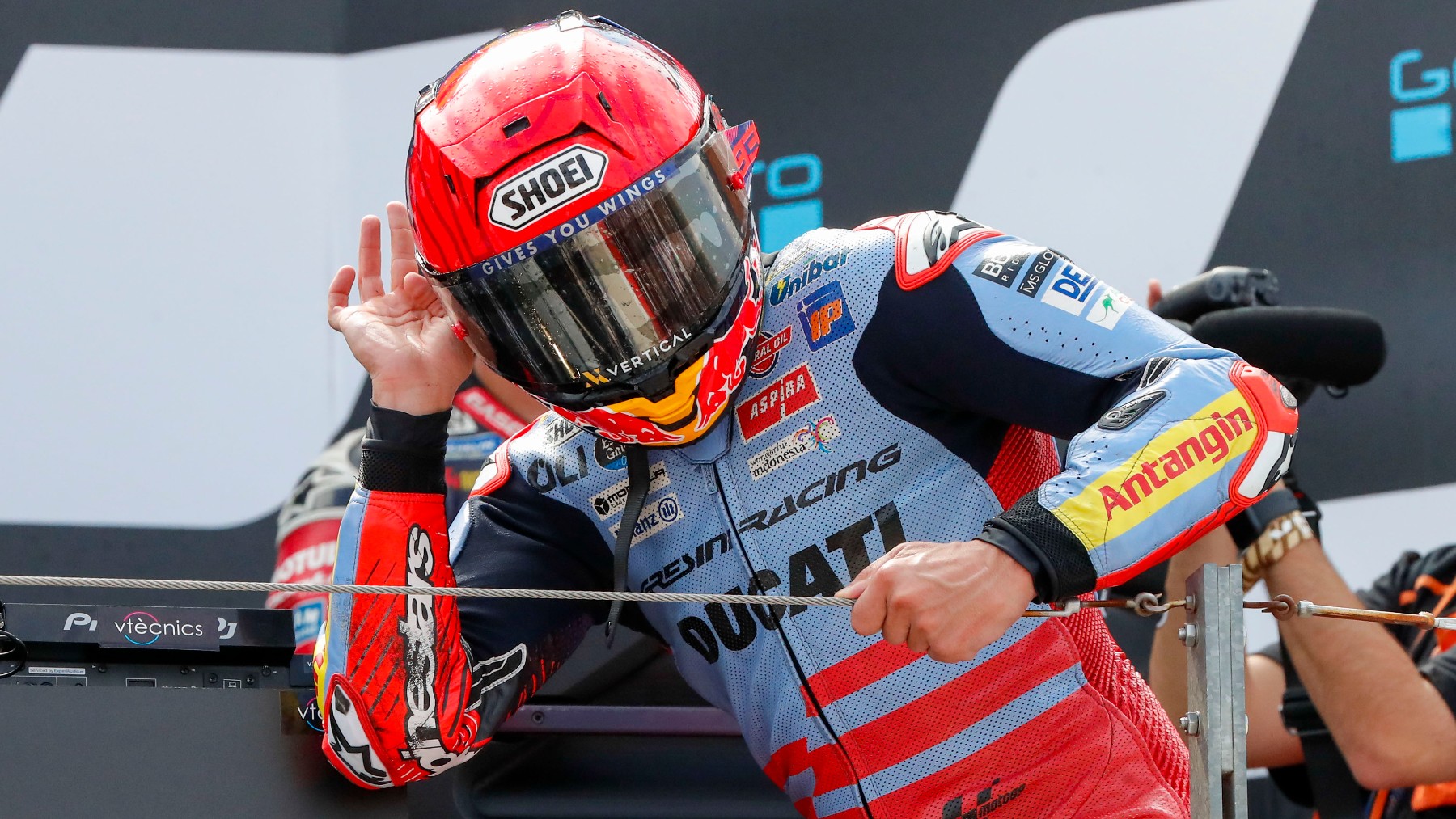 Marc Márquez, en el podio de Aragón celebrando su victoria. (EFE)