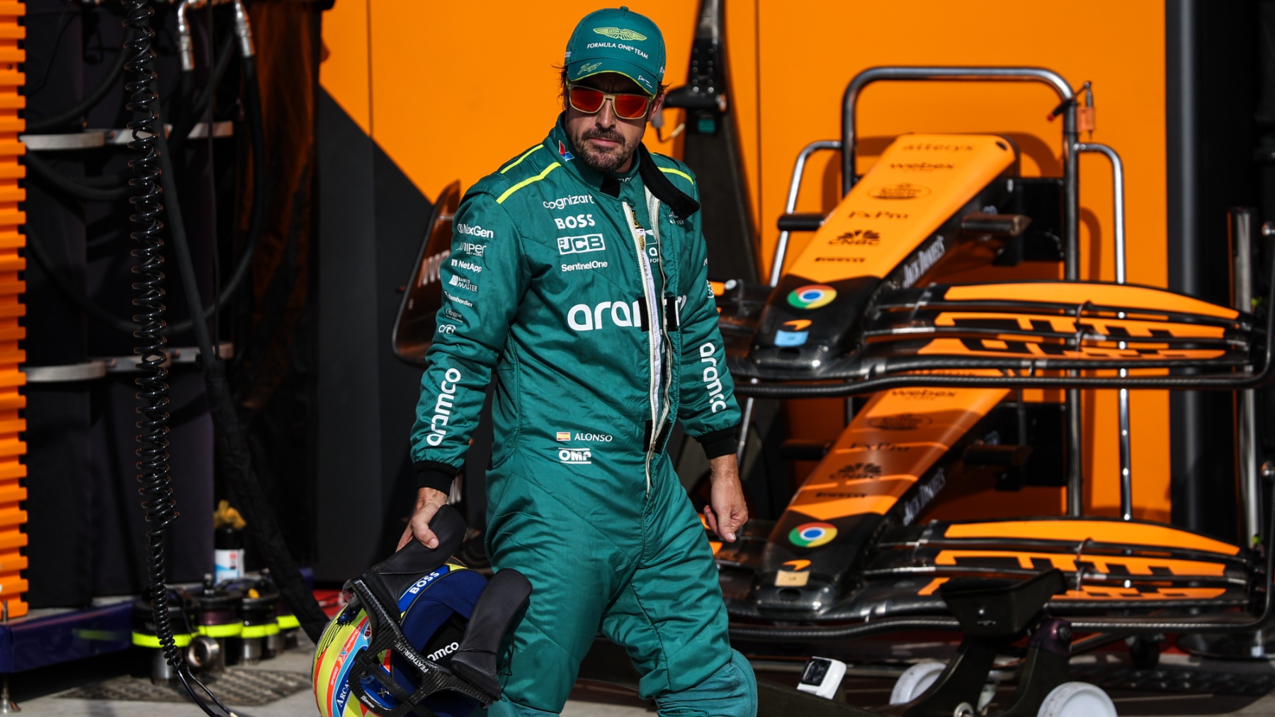 Fernando Alonso delante del garaje de McLaren en el circuito de Monza. (Europa Press)