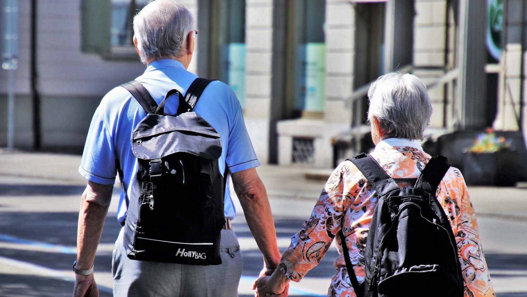 Dos ancianos caminan por la calle.