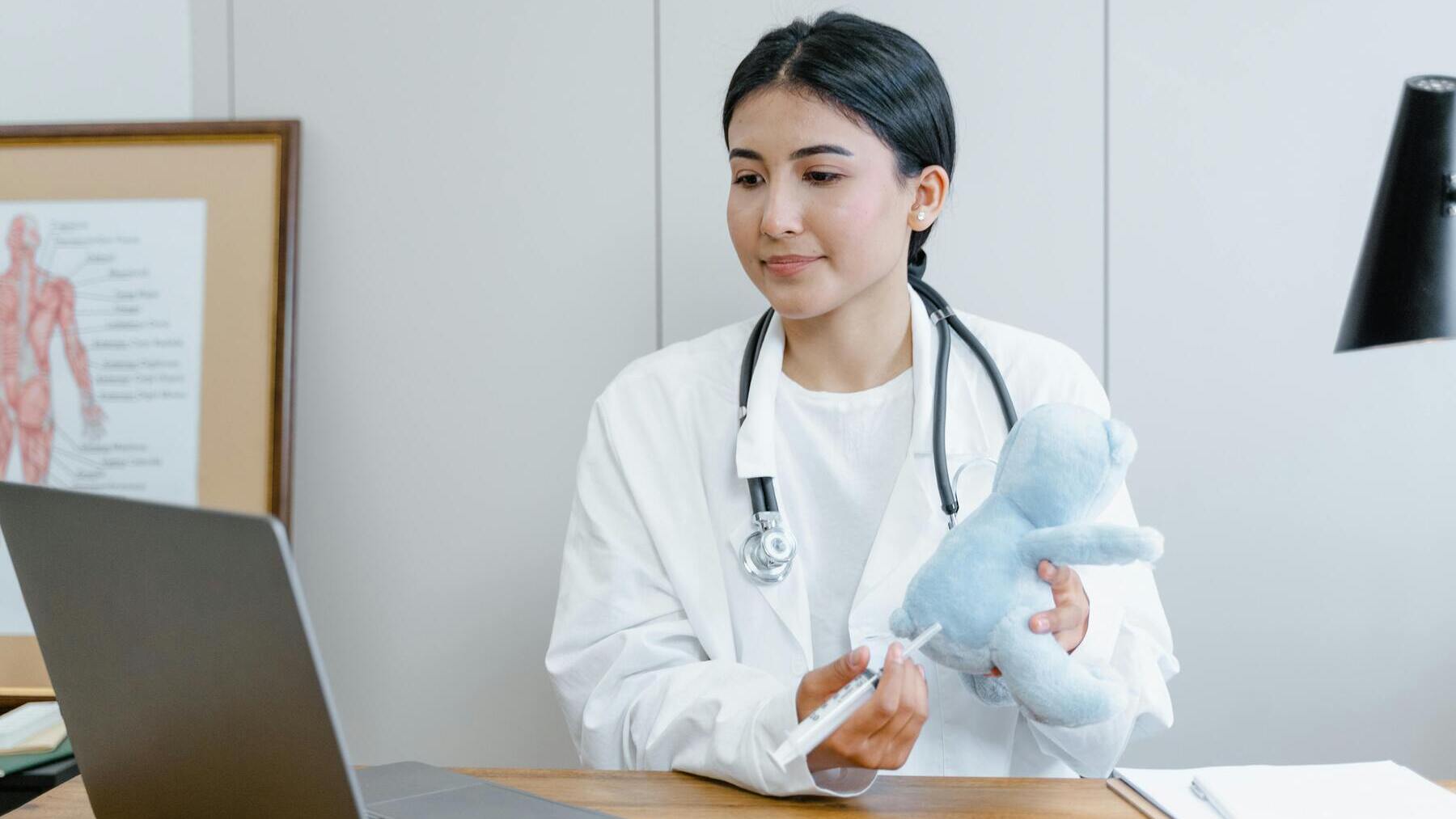 Doctora frente al ordenador.