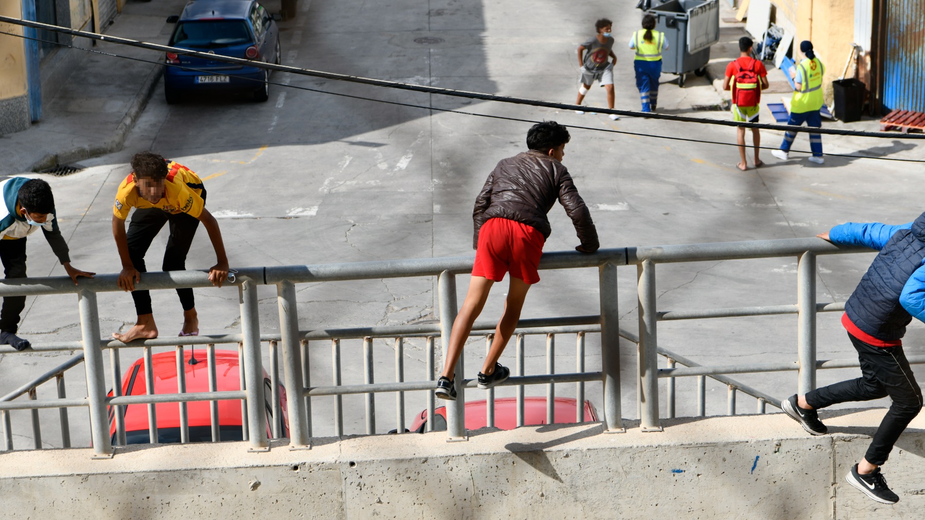 Menas escapan de las naves de El Tarajal, en Ceuta, durante la invasión migratoria de 2021. (Foto: EP)