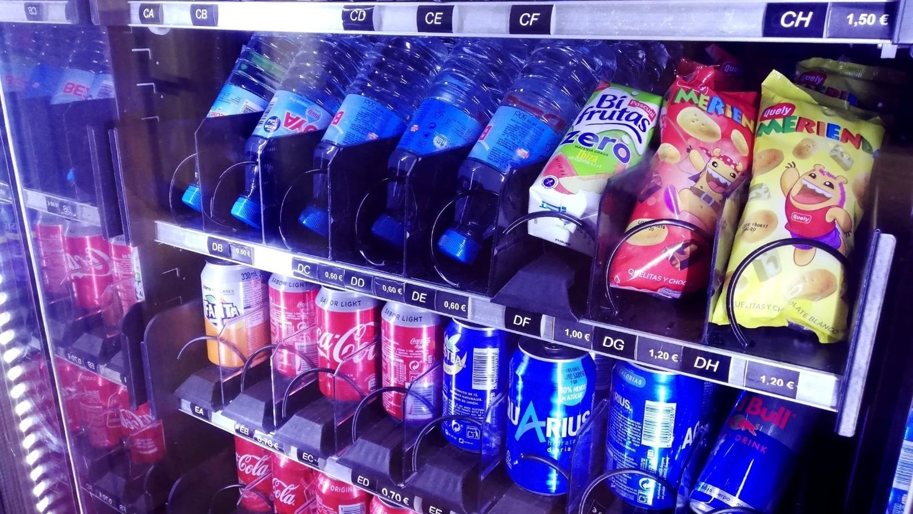 Refrescos y aperitivos en una máquina expendedora. (Foto. EP)