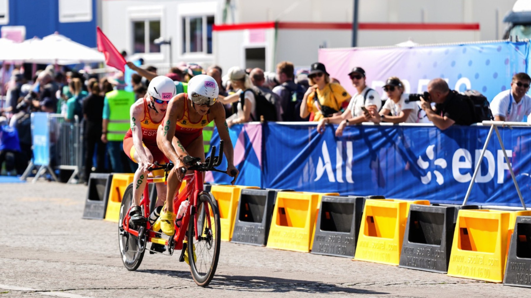 Susana Rodríguez y su guía Sara Pérez logran el oro en triatlón.