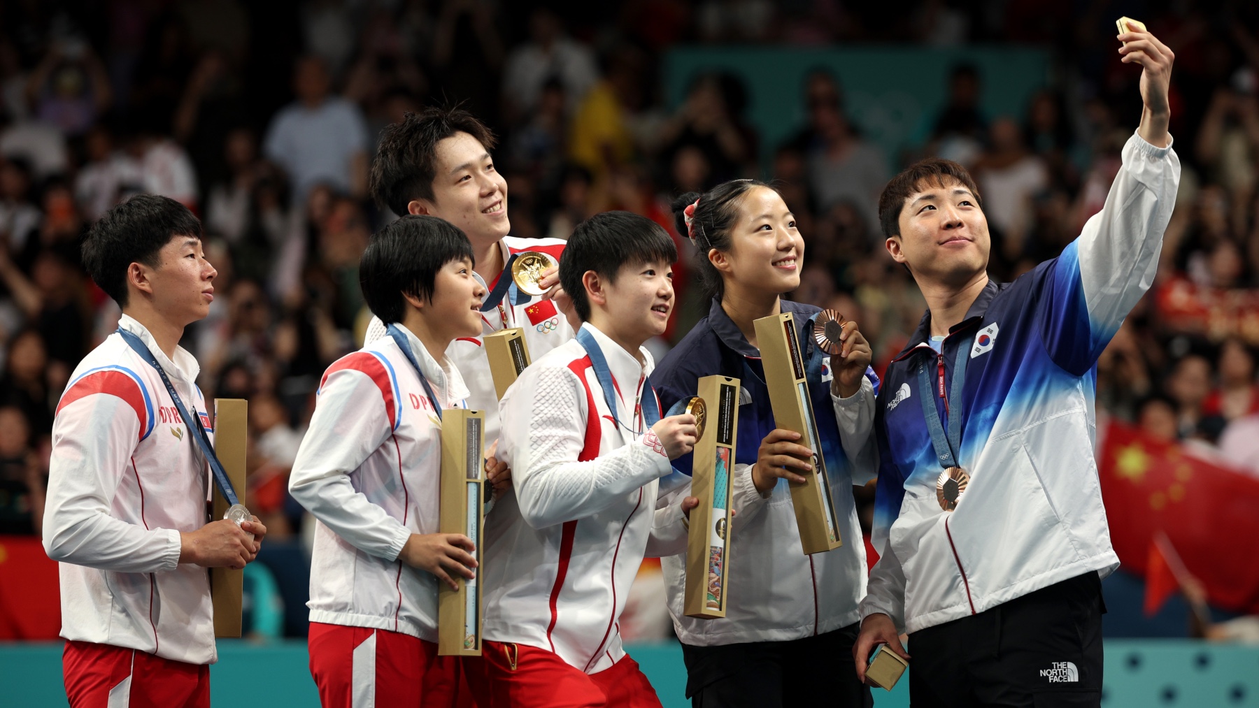 El selfie de la discordia entre surcoreanos, norcoreanos y chinos (Getty)