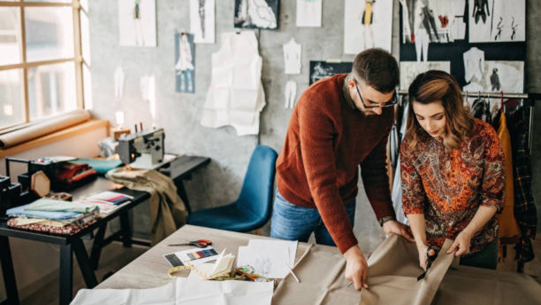 Autónomos en su taller de diseño y costura.