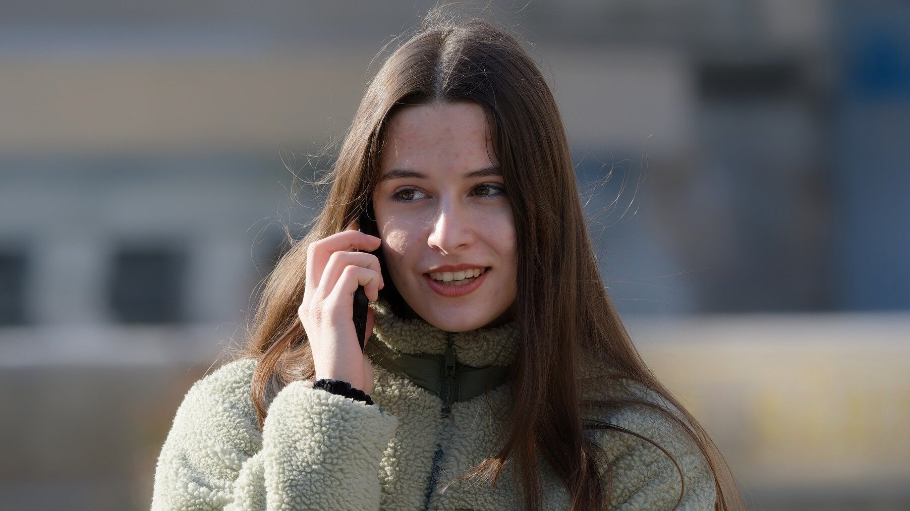 Mujer hablando por teléfono.