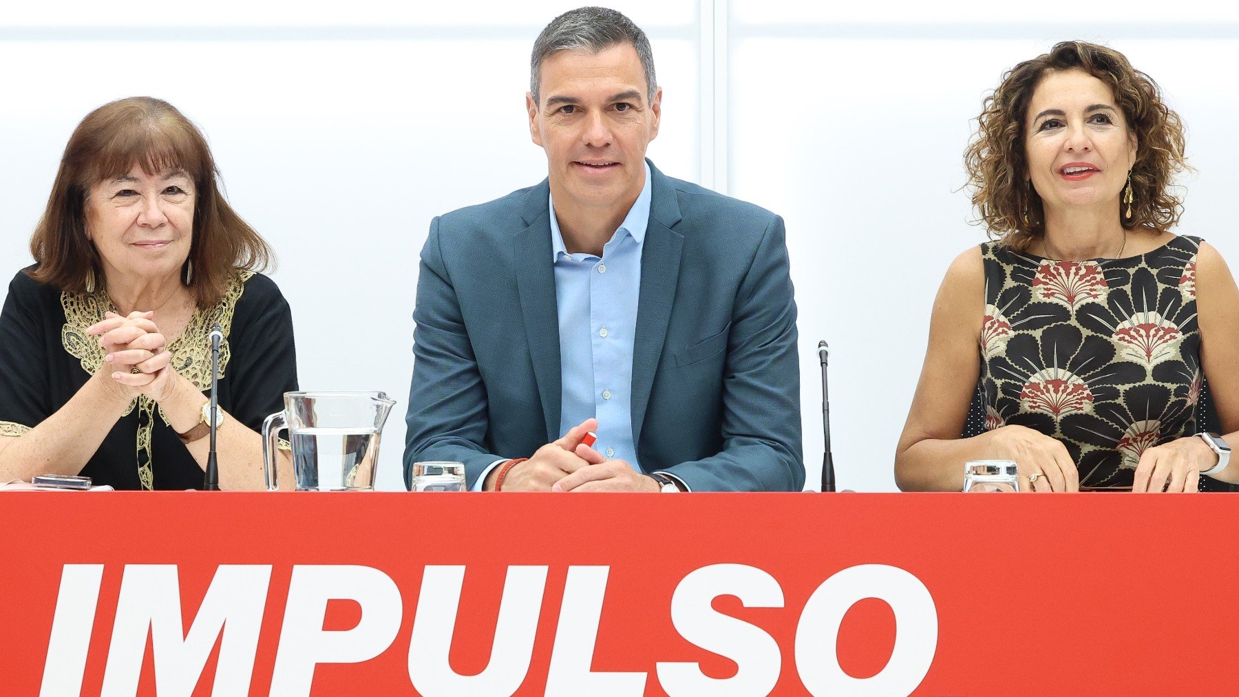 Pedro Sánchez con Cristina Narbona (a la izda.) y María Jesús Montero (a la dcha.)