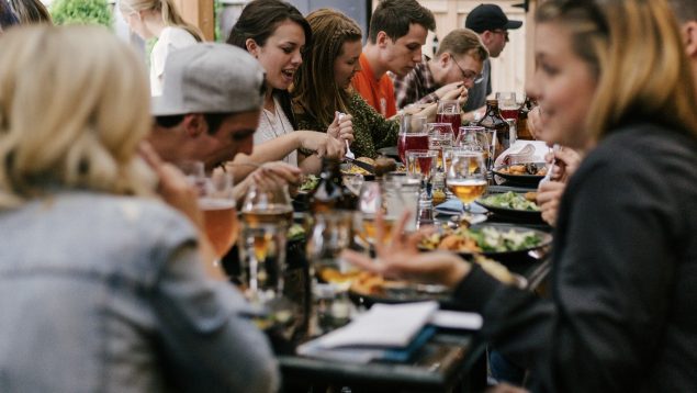 Personas comiendo, Granada