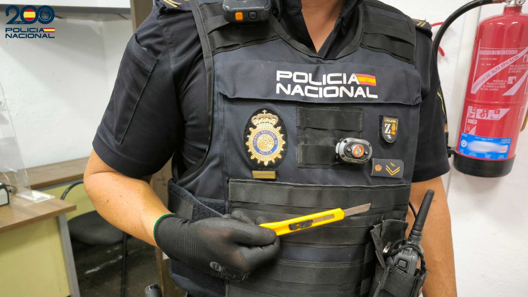 Agente de Policía Nacional sujeta un arma similar a la utilizada en el ataque.