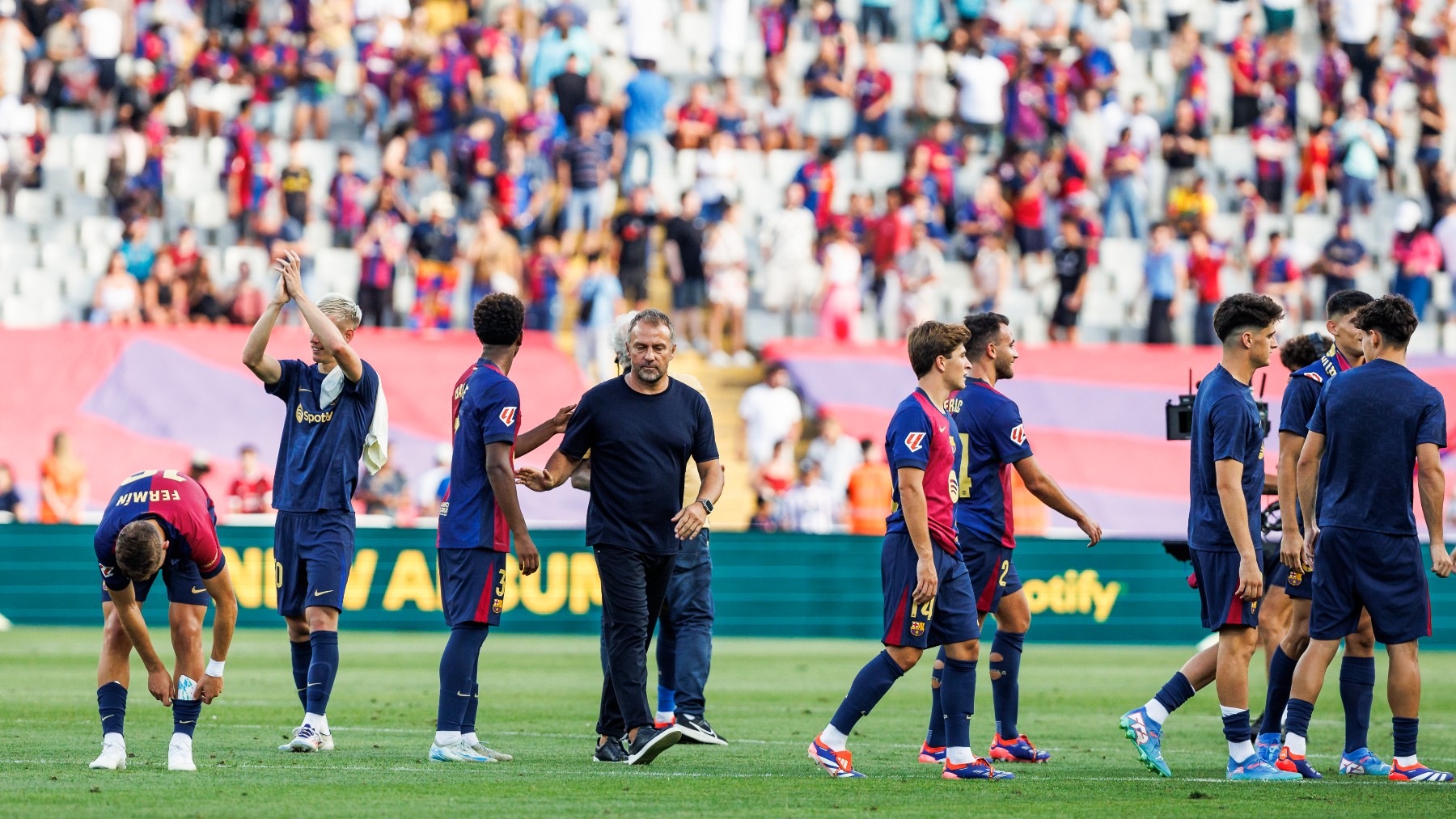 Los jugadores del Barcelona celebran la victoria ante el Valladolid. (Europa Press)