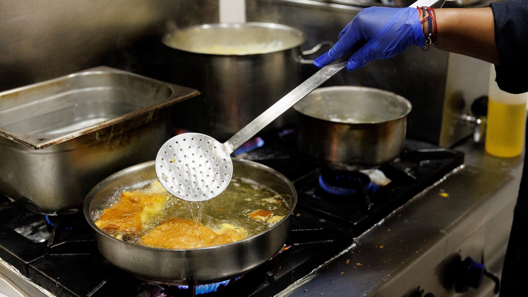 Una persona cocina torrijas en una sartén. (EP)