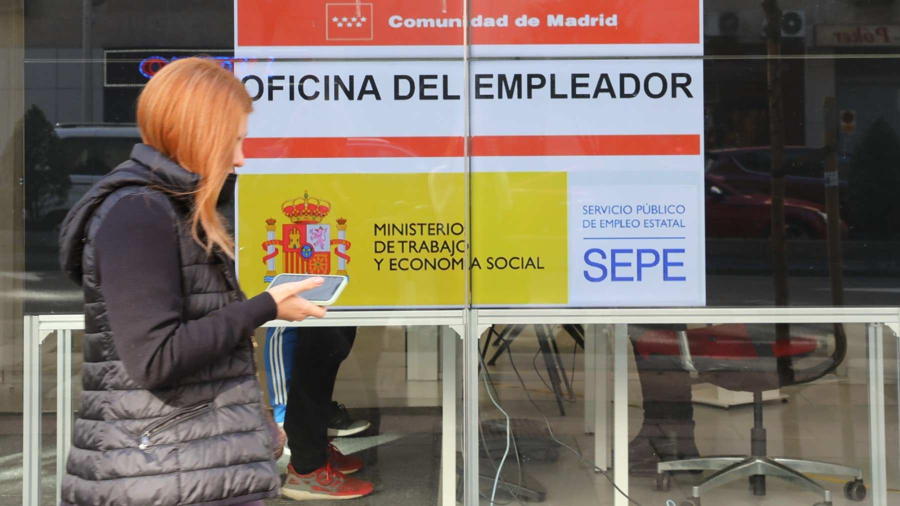 Una mujer pasa por delante de una Oficina de Empleo. (EP)