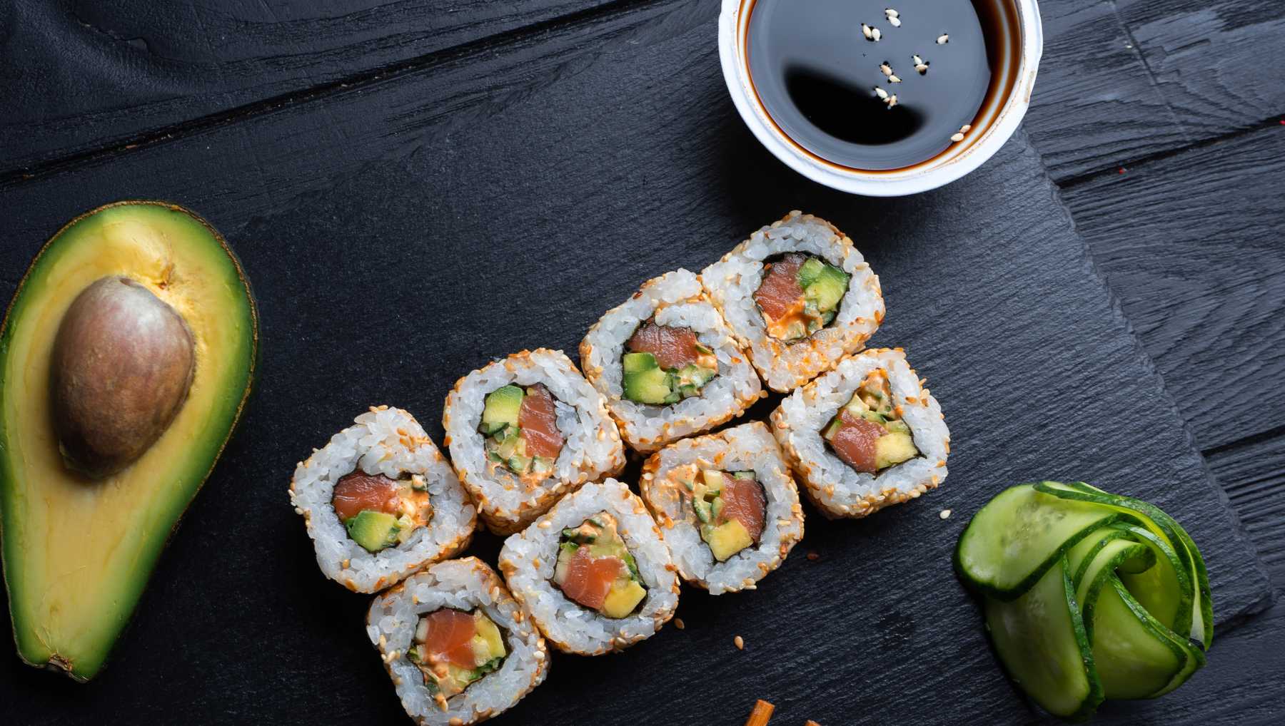 Sushi de aguacate y mango