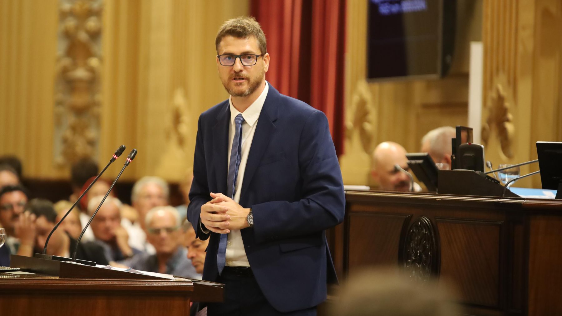 El portavoz del PP, Sebastià Sagreras, en el Parlament. (ÁLVARO MORENO)