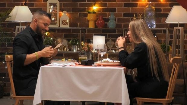 Carlos y Esmeralda en 'First Dates'. (Mediaset)