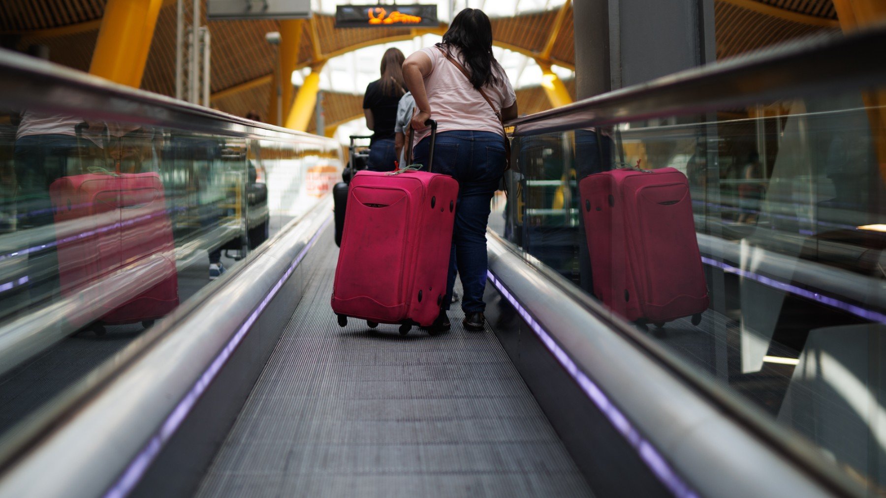 Una persona con una maleta en un aeropuerto. (EP)