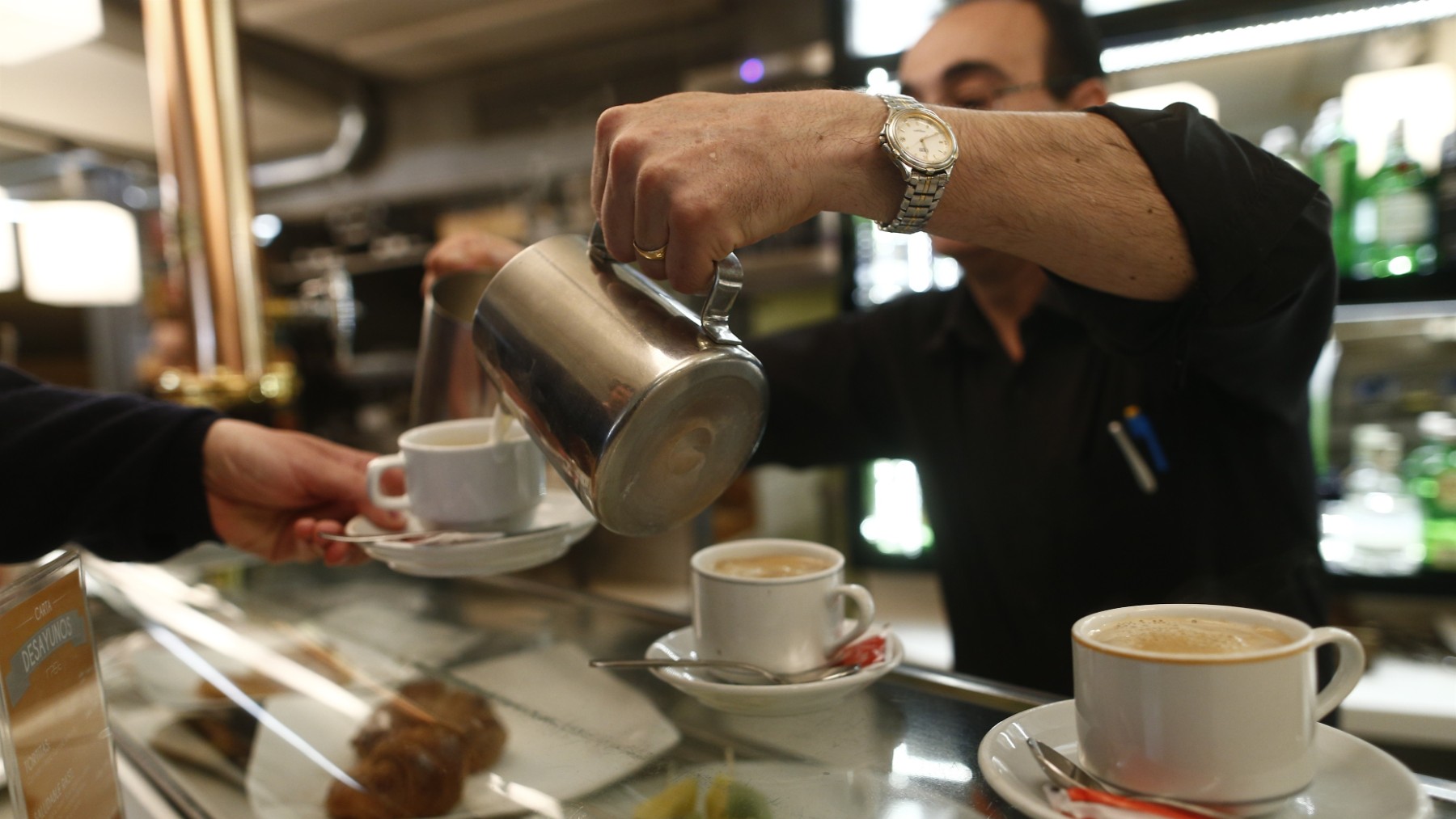 Una persona sirve café en un bar. (EP)