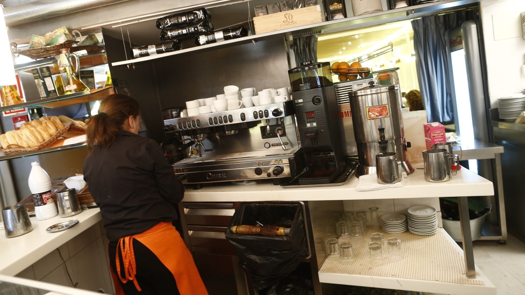 Camarera en una cafetería.