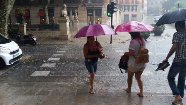 Las intensas lluvias provocan retrasos en las líneas de tren y autobús de Mallorca