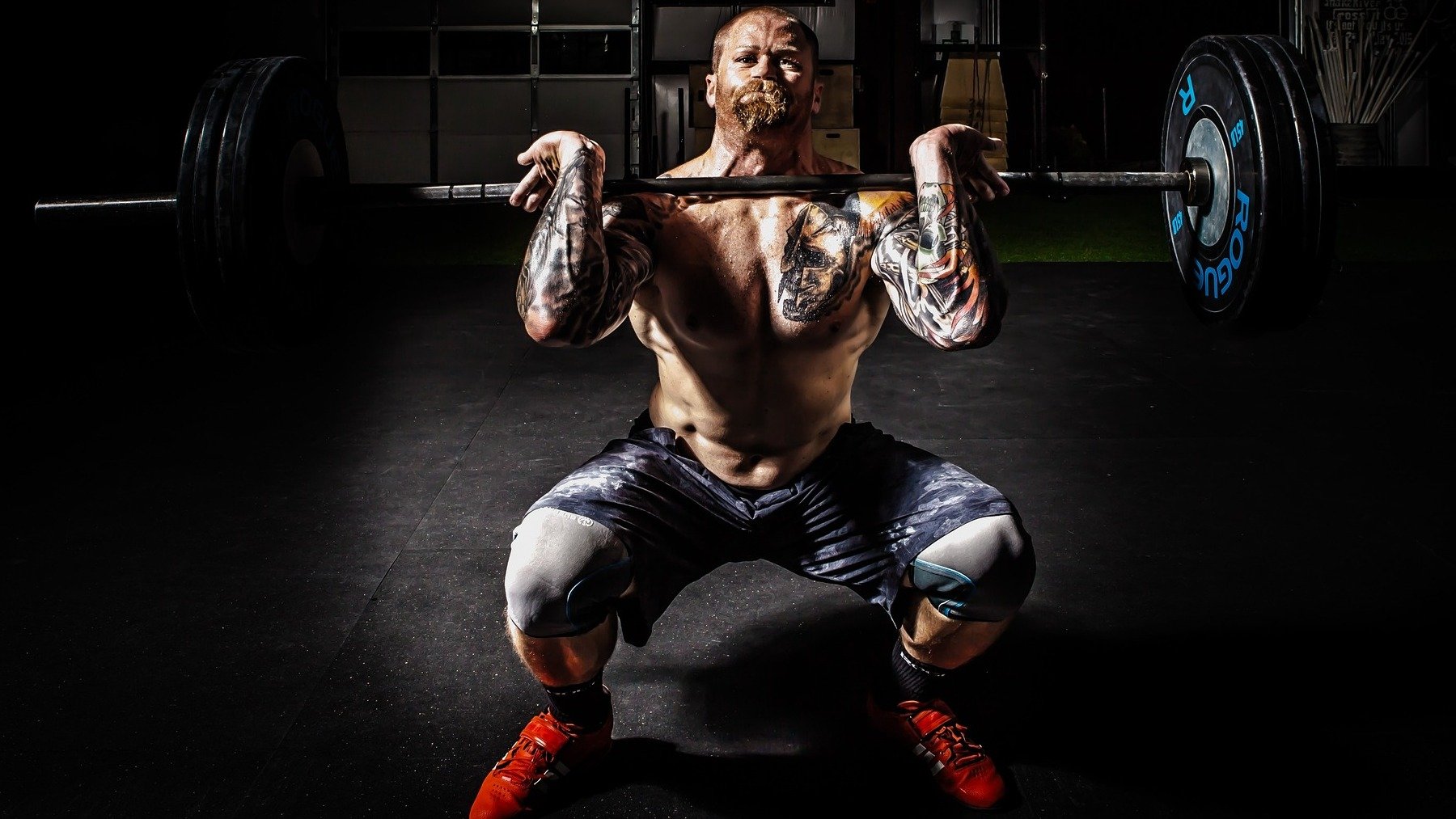 Hombre entrenando en el gimnasio.