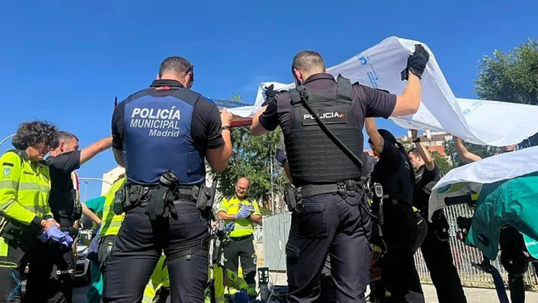 Efectivos del SAMUR y de la Policía atendían a la víctima en el lugar de los hechos.