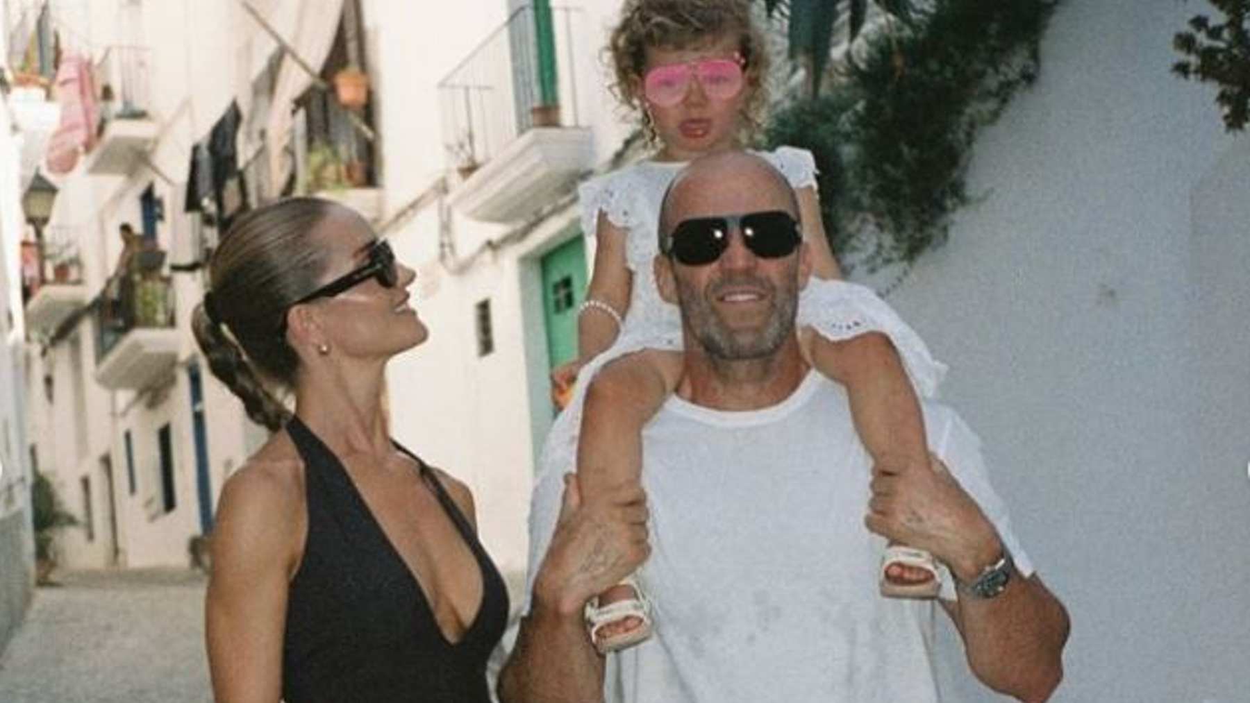 Jason Stathan pasea en familia por las calles de Dalt Vila en Ibiza.