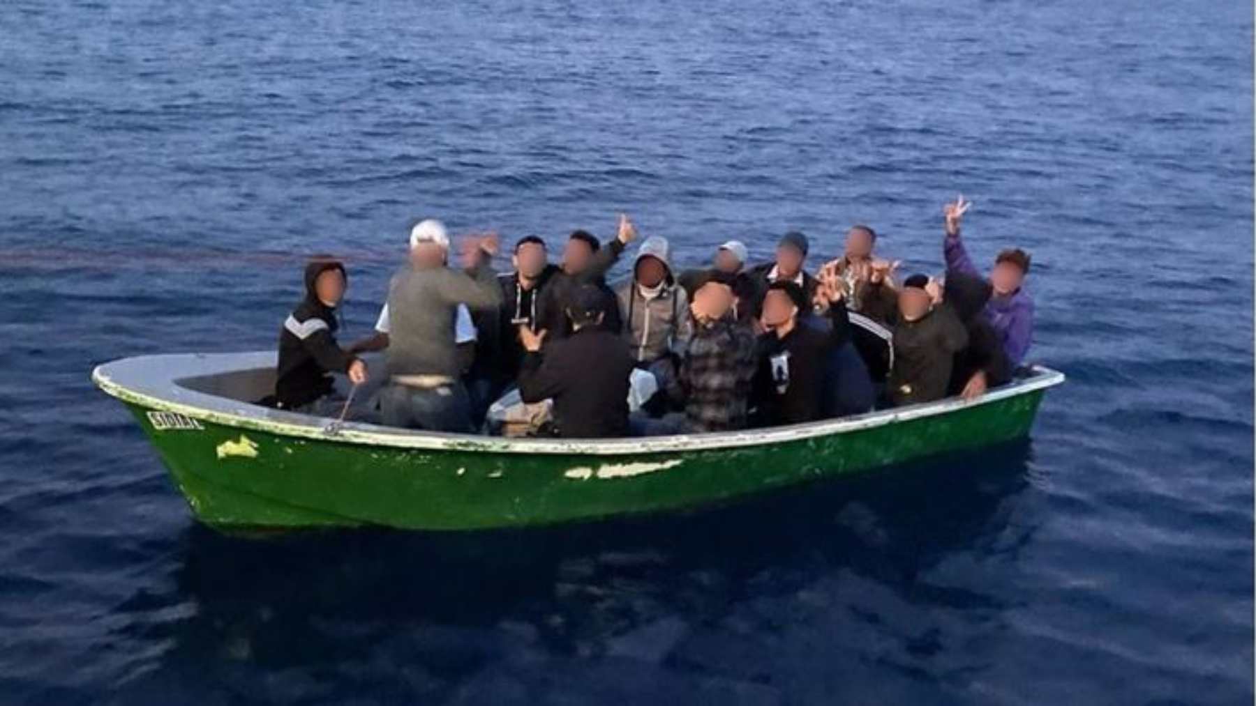 Una patera llegando a España.