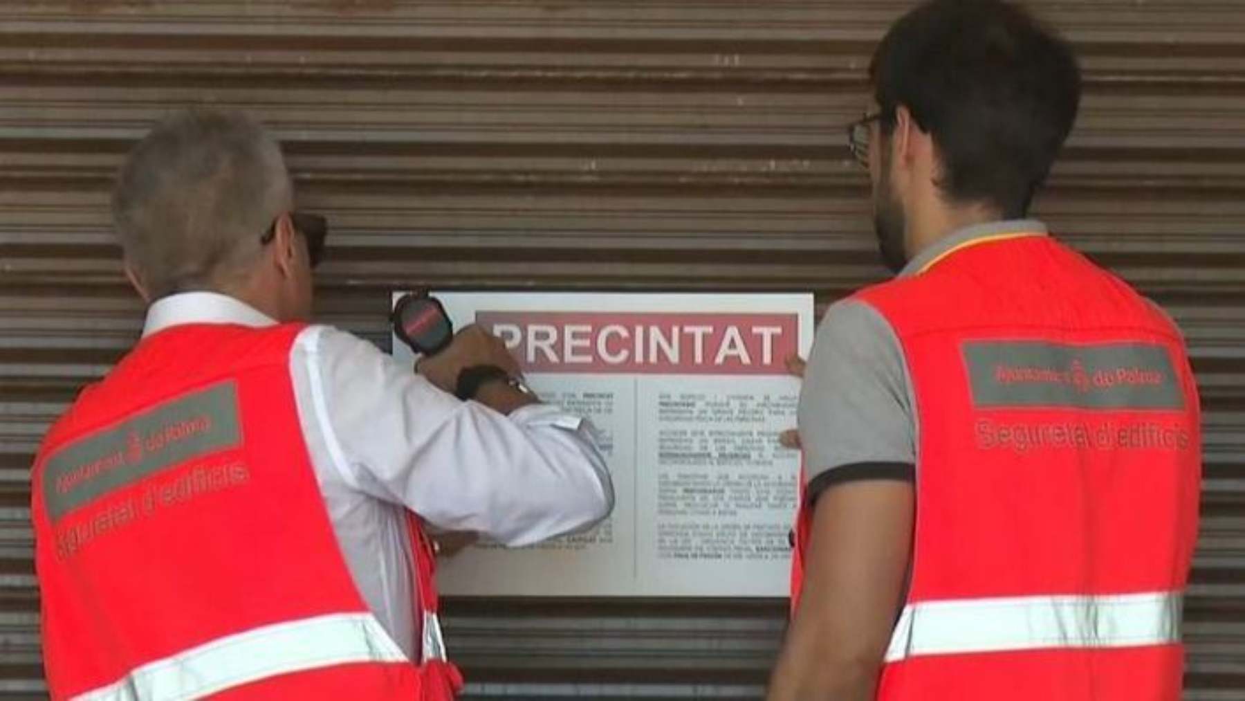 Técnicos del Ayuntamiento de Palma precintan un inmueble.