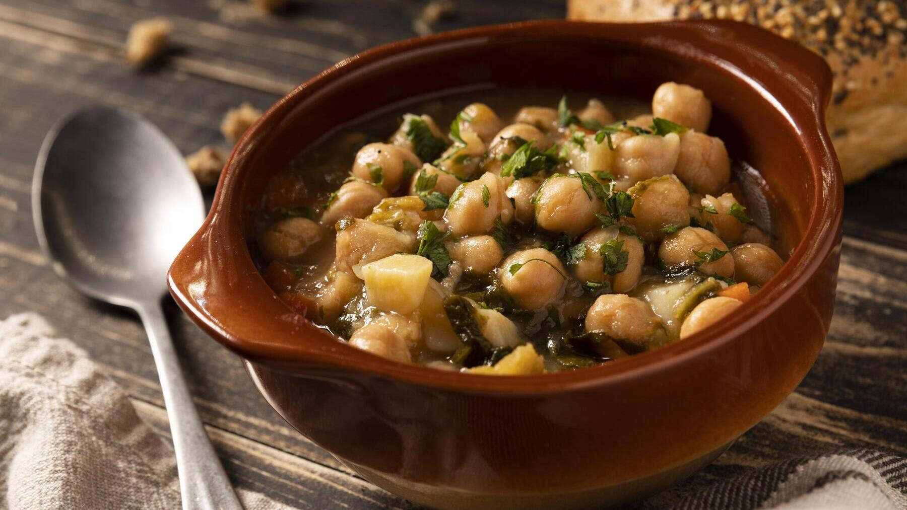 Plato de fabada asturiana. Foto: Freepik.