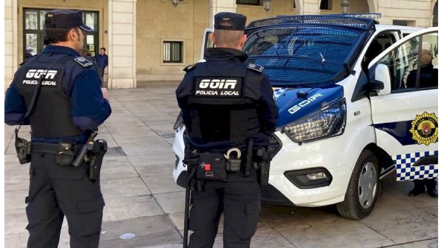 Dos agentes del Grupo Operativo de Intervención Rápida (GOIR) de la Policía Local de Alicante.