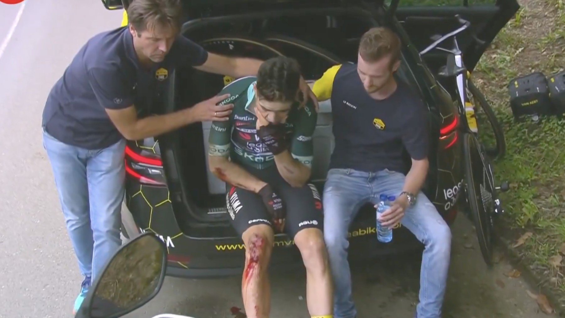 Van Aert, junto a su equipo tras sufrir una dura caída en la Vuelta a España. (Captura de pantalla)