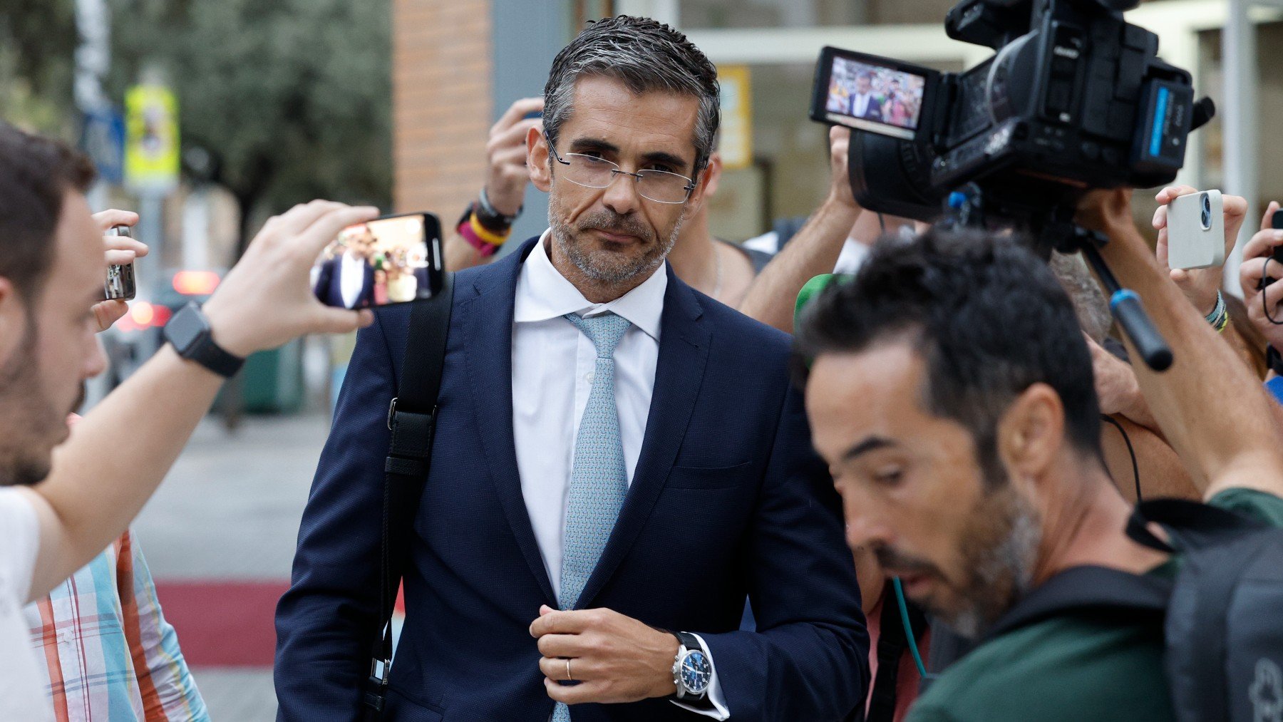 Jaime Campaner, abogado de Rafa Mir, atiende a los medios en Valencia. (EFE)