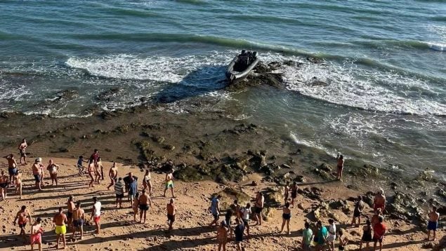 Una narcolancha con nueve inmigrantes marroquíes encalla en una playa de Chiclana repleta de bañistas