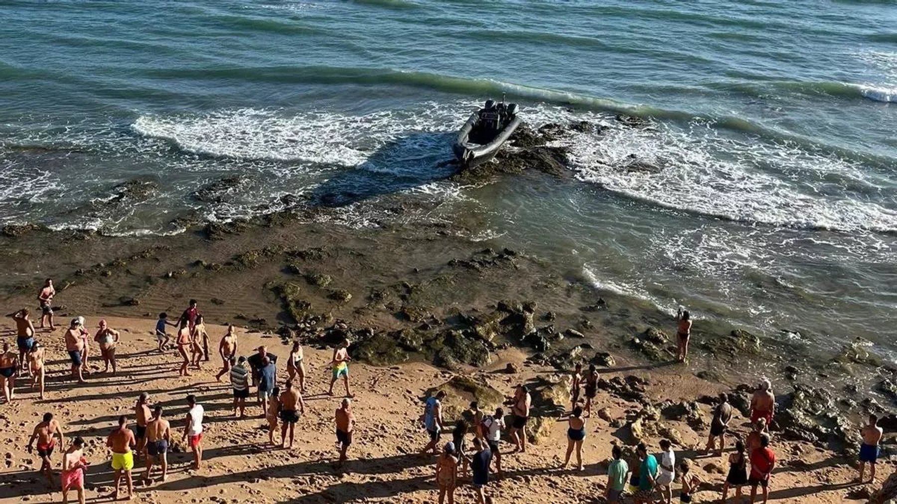 Narcolancha encallada frente a una de las playas de Chiclana. (Foto: X)