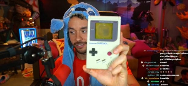 Frank Cuesta le ha regalado una Game Boy con la pantalla rota a The Grefg (Twitch).