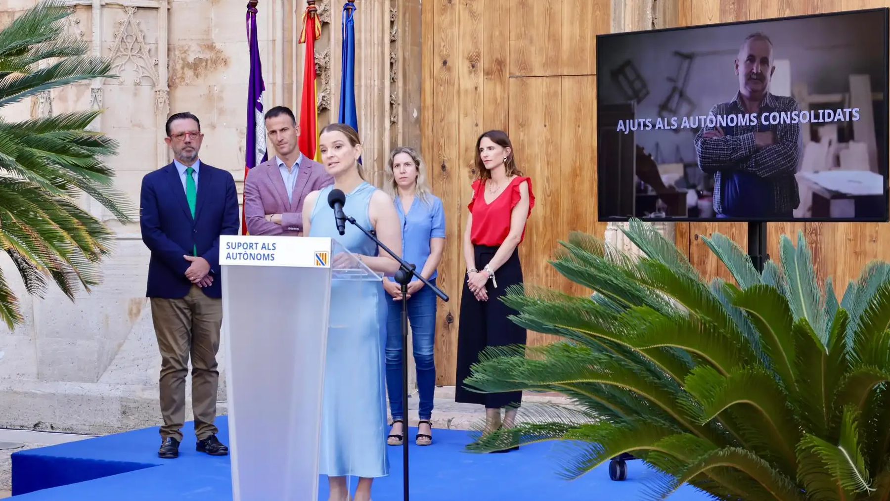 Marga Prohens con miembros de su Govern y representantes del sector de los autónomos.