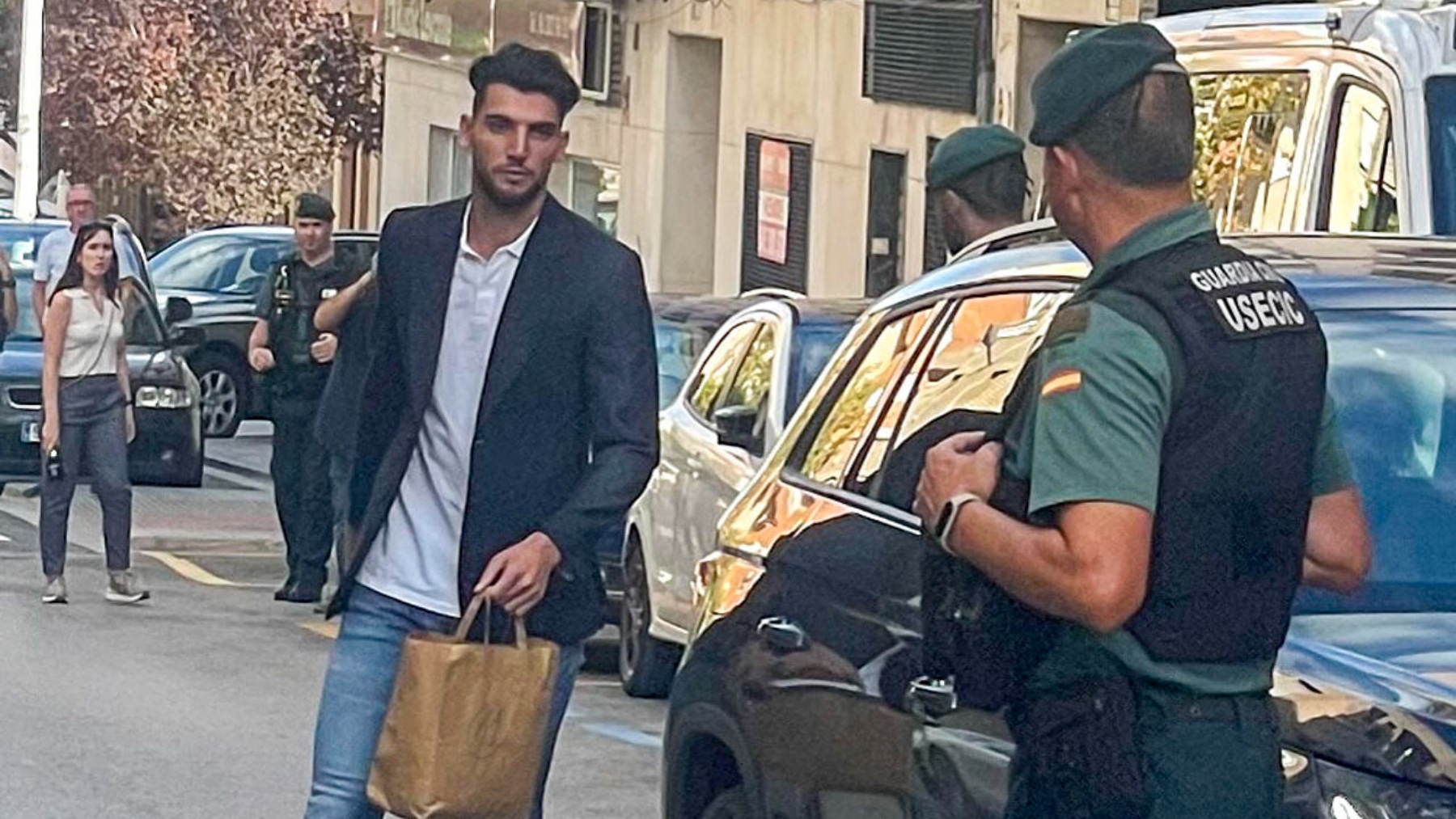 Rafa Mir en su llegada a su domicilio. (EFE)