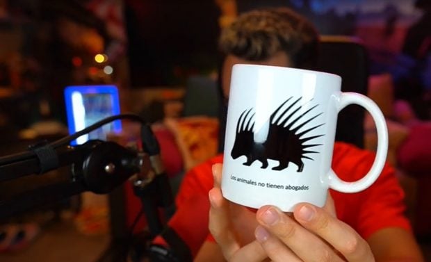 The Grefg enseña la taza personalizada que Frank Cuesta le ha regalado (Twitch).