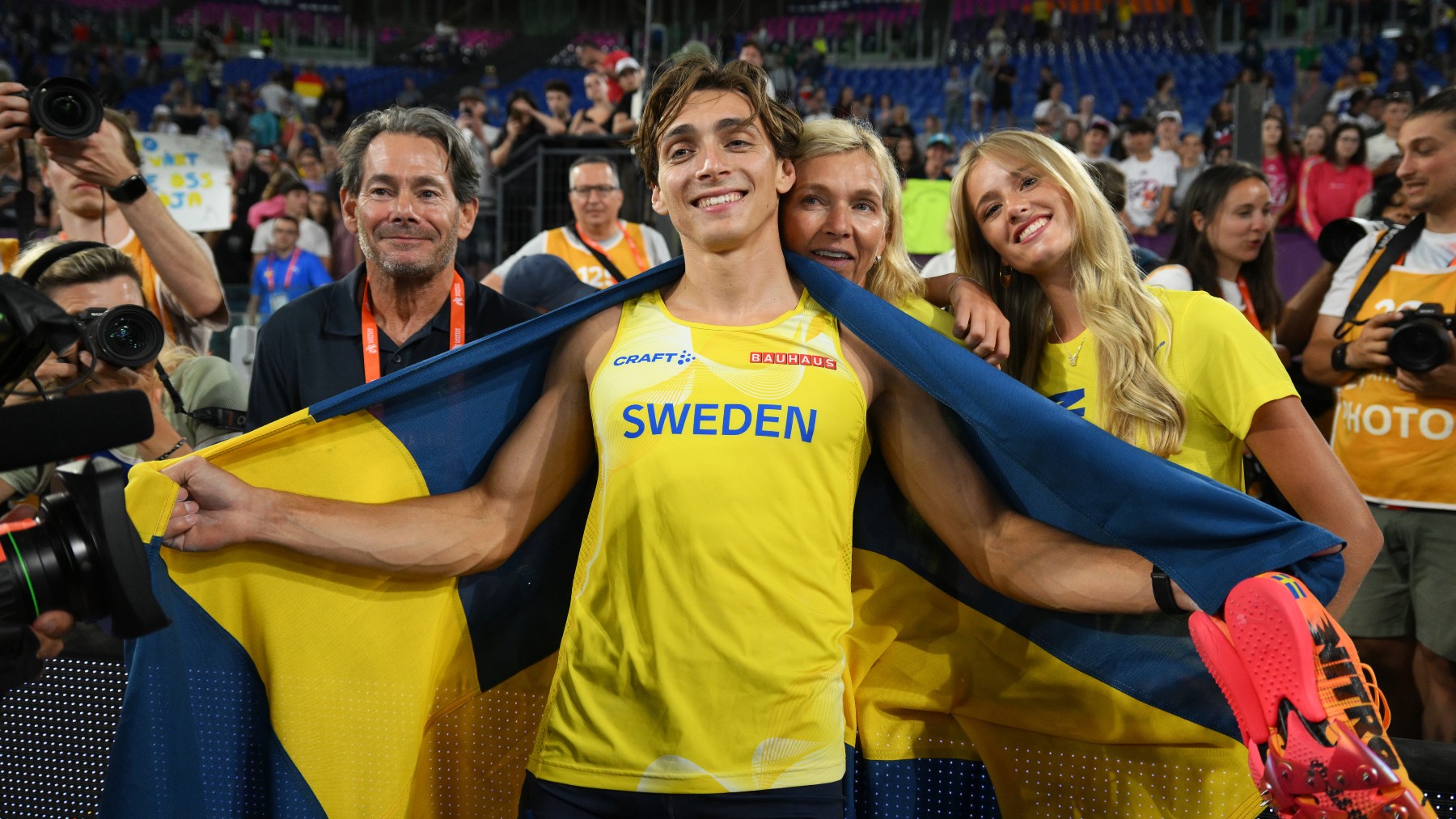 Armand Duplantis y su familia, tras ganar el oro en los Juegos Olímpicos. (Getty)