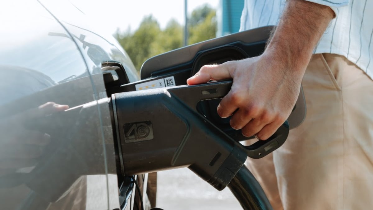 Un cargador de coche eléctrico