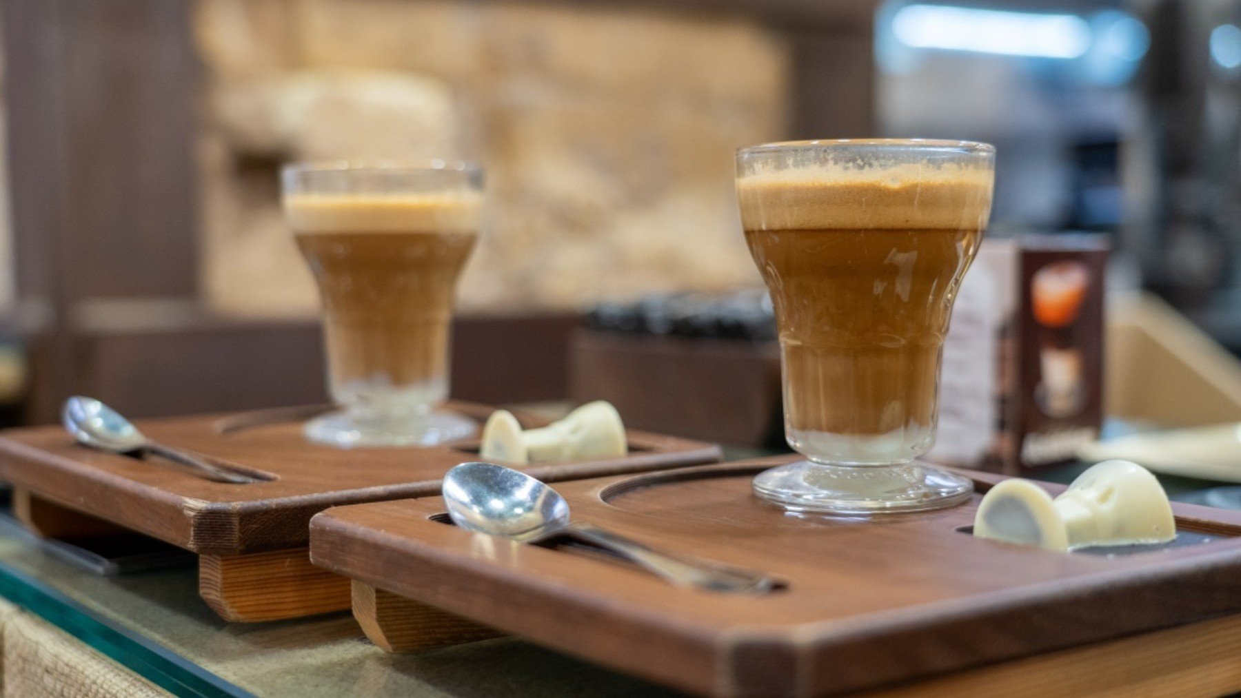 Dos cafés sobre la mesa de un restaurante. (EP)