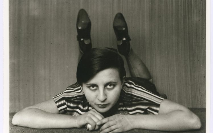 Gertrud Arndt. Autorretrato en el estudio, Bauhaus Dessau, 1926. – GERTRUD ARNDT