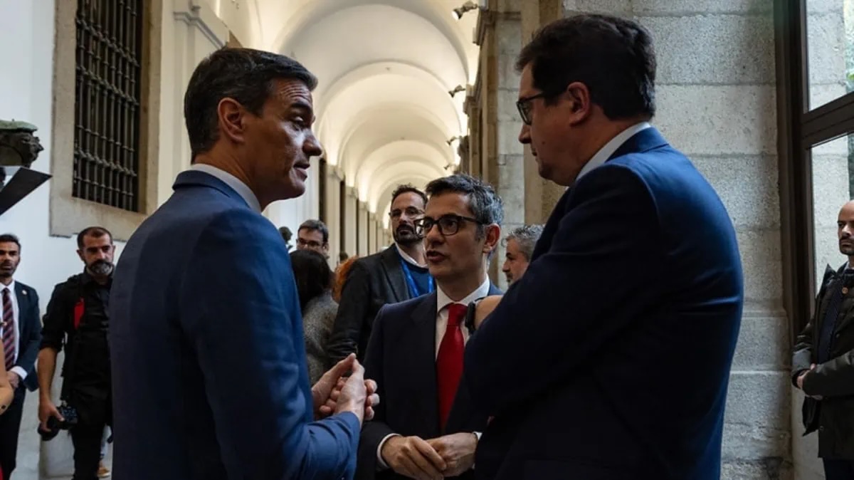 Óscar López y Félix Bolaños conversando con el presidente Sánchez.