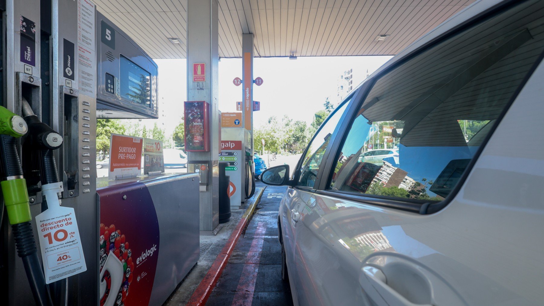 Un coche en una gasolinera. (EP)