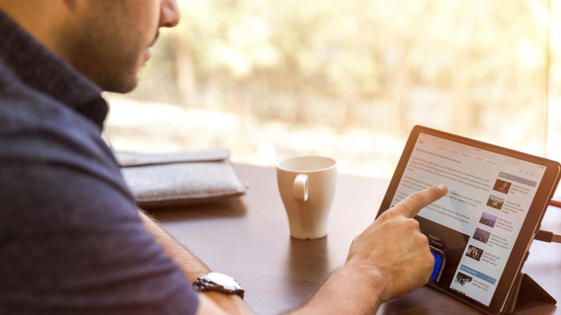 Hombre utilizando una tablet.