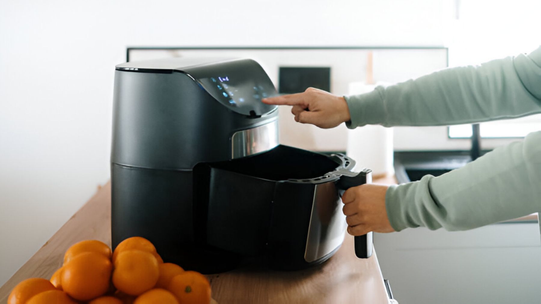 Persona cocinando en una airfryer.