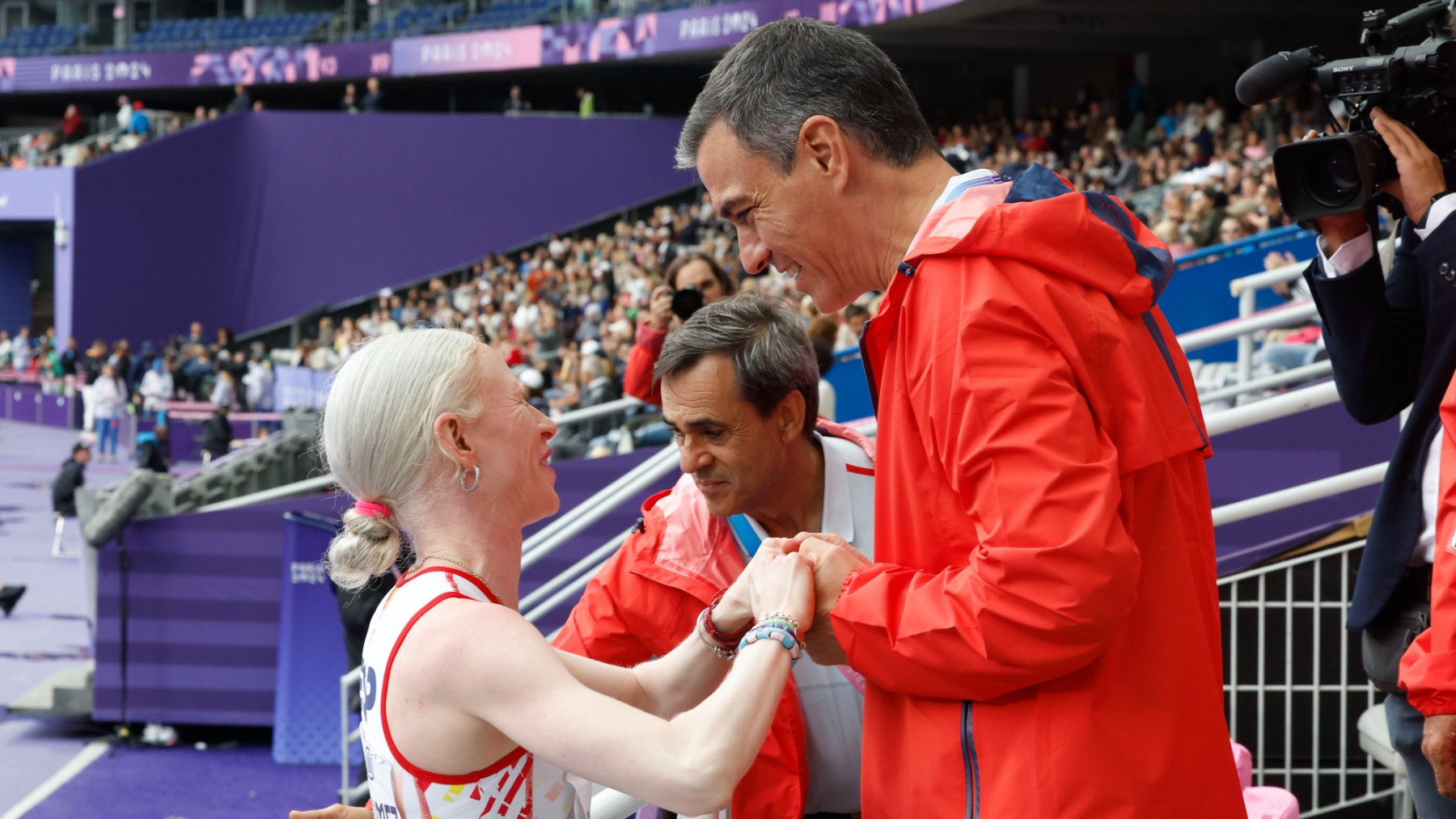 Pedro Sánchez, junto a la atleta Melani Bergés. (EFE)