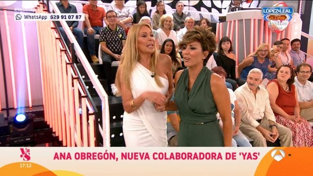 Sonsoles Ónega para los pies a Ana Obregón tras estrenarse en Y ahora Sonsoles. (Atresmedia)